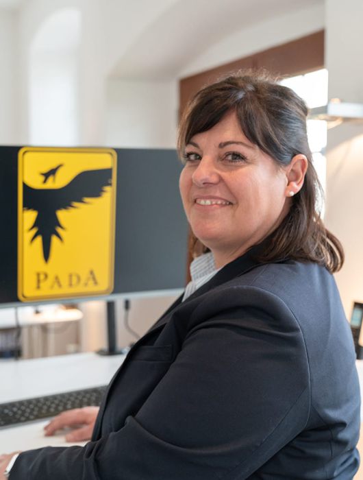 Das PadA Büro mit Logo im Hintergrund